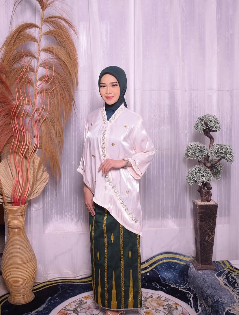 Baju bodo putih